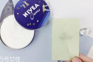 妮維雅小藍(lán)罐很油嗎？清爽不油膩