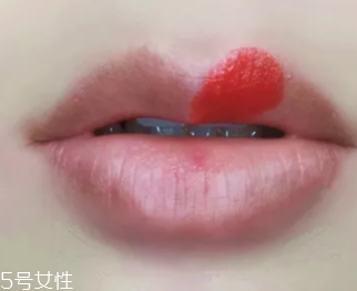 絲絨口紅和啞光哪個好？正式場合用啞光