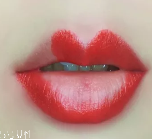 絲絨口紅和啞光哪個好？正式場合用啞光