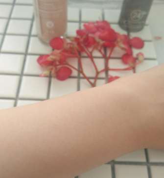 露華濃粉底液遮瑕效果好嗎？效果一般