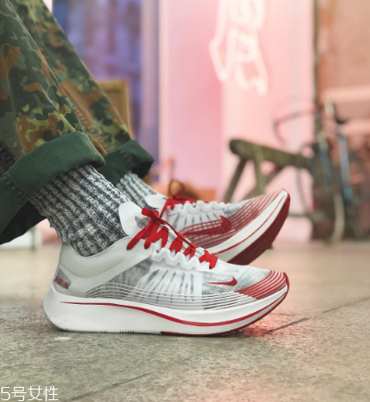 運(yùn)動鞋比皮鞋大一碼還是小一碼？