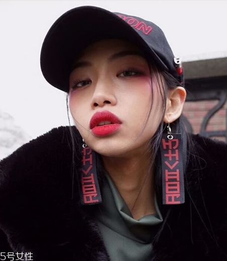 女生怎么穿有個(gè)性？做個(gè)性感又迷人的酷girl