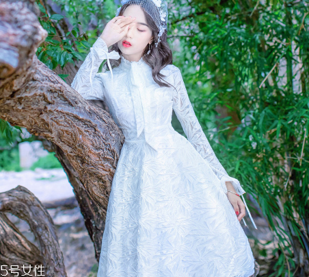 春天穿什么款式連衣裙好看？讓你早春美翻天