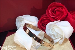 卡地亞手鐲可以戴著洗澡嗎？最好不要經(jīng)常碰水