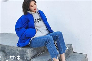 牛仔褲可以配皮鞋嗎？搭出時(shí)尚街拍范兒