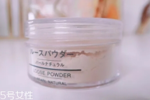 蜜粉能用在嘴唇上嗎？打造啞光唇妝