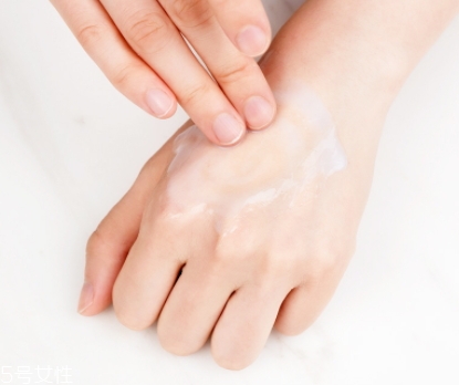 乳液可以抹頭發(fā)嗎？乳液可以防止頭發(fā)分叉