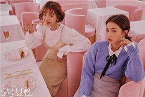 紫色針織衫怎么搭配？開春穿出浪漫甜美氣息