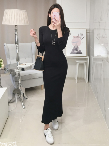 黑色針織連衣裙配什么鞋子？微胖女生也能駕馭