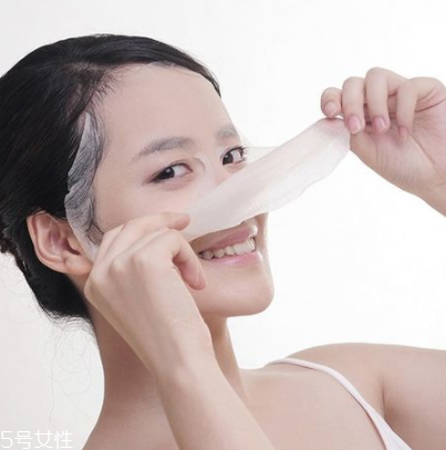 敷完面膜不洗臉會(huì)怎么樣？粉刺悶痘毛孔堵塞