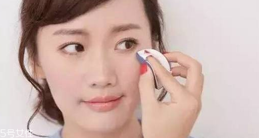 氣墊卡粉浮粉怎么辦？上妝方式換一換