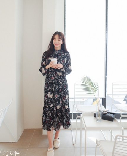 碎花連衣裙搭配什么鞋子？玩轉(zhuǎn)復(fù)古甜美