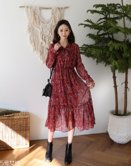 碎花連衣裙搭配什么鞋子？玩轉(zhuǎn)復(fù)古甜美