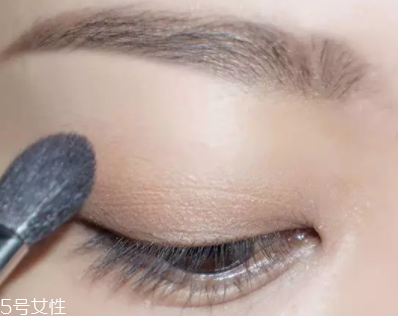 棕色眼影怎么畫好看？作為最后的暈染色
