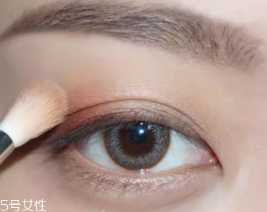 棕色眼影怎么畫好看？作為最后的暈染色