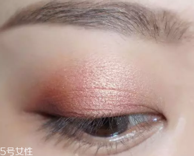 棕色眼影怎么畫好看？作為最后的暈染色