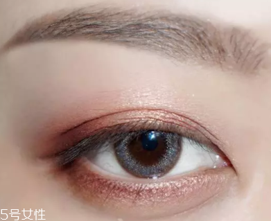 棕色眼影怎么畫好看？作為最后的暈染色