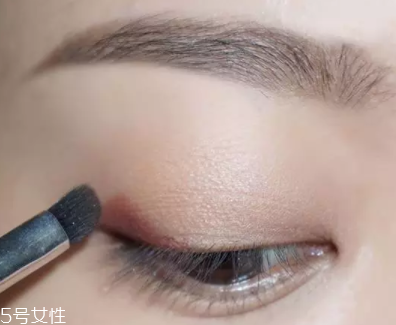 棕色眼影怎么畫好看？作為最后的暈染色