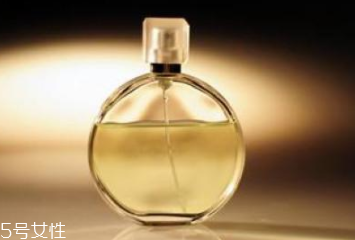 香水噴太多了怎么辦？用濕毛巾擦拭
