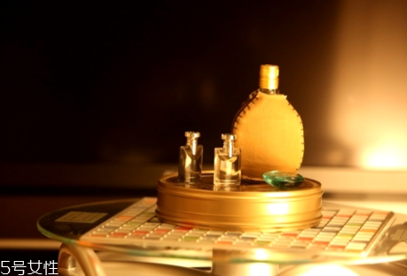 冬天香水噴在哪里最好？涂抹在耳后位置