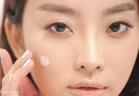 妝前乳用手還是海綿？水潤(rùn)質(zhì)地用手
