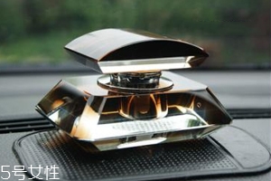 男士車里放什么香水好？廣藿香讓人清醒