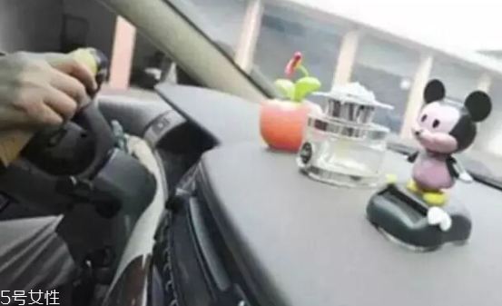 男士車里放什么香水好？廣藿香讓人清醒