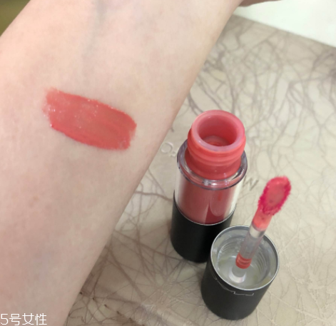 mac唇釉哪個顏色比較日常？溫柔清新珊瑚粉