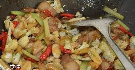 花椰菜炒肉怎么做好吃？這么做簡單又美味