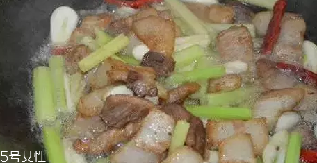 花椰菜炒肉怎么做好吃？這么做簡單又美味