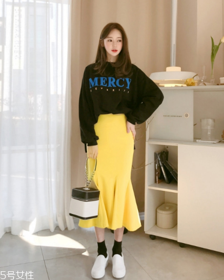 衛(wèi)衣搭配什么裙子好看？春日少女范兒盡顯