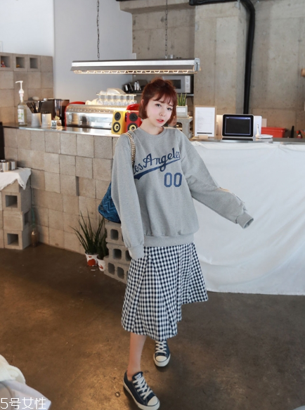 衛(wèi)衣搭配什么裙子好看？春日少女范兒盡顯