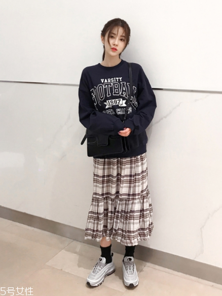 衛(wèi)衣搭配什么裙子好看？春日少女范兒盡顯