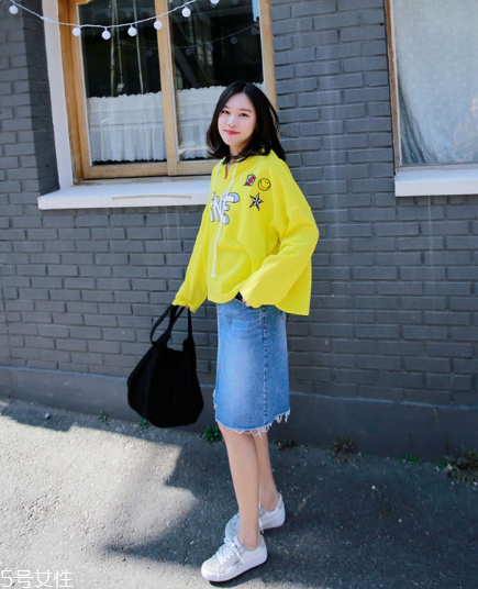 衛(wèi)衣搭配牛仔裙好看嗎？瞬間減齡變少女