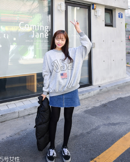 衛(wèi)衣搭配牛仔裙好看嗎？瞬間減齡變少女