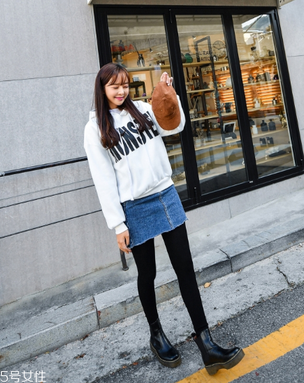 衛(wèi)衣搭配牛仔裙好看嗎？瞬間減齡變少女