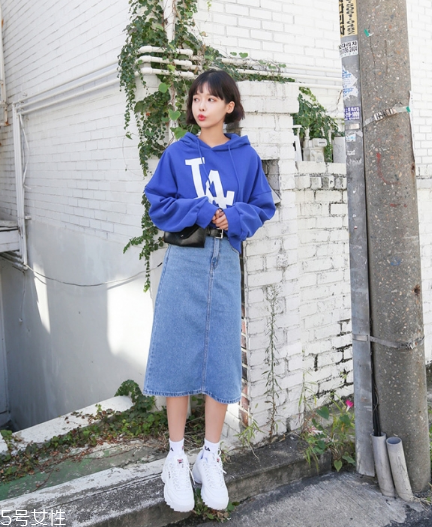 衛(wèi)衣搭配牛仔裙好看嗎？瞬間減齡變少女