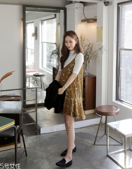 吊帶碎花裙配什么上衣？打造乖乖女形象