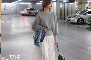 衛(wèi)衣搭配長(zhǎng)裙好看嗎？早春凹足造型感
