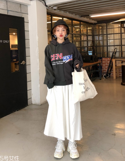 衛(wèi)衣搭配長(zhǎng)裙好看嗎？早春凹足造型感