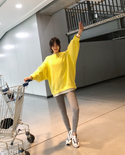 黃色衛(wèi)衣怎么搭配？用亮色吸引眼球