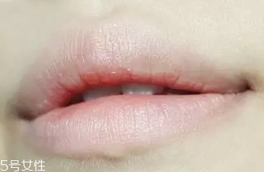 唇彩怎么涂好看？用下唇暈染上唇更好看