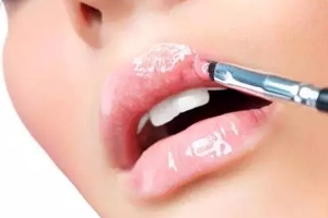 唇彩怎么涂好看？用下唇暈染上唇更好看