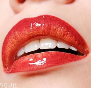 唇彩有點(diǎn)干了怎么辦？加礦泉水稀釋