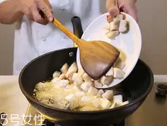 杏鮑菇怎么洗才干凈？鹽水泡泡輕松去污
