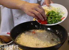 杏鮑菇怎么洗才干凈？鹽水泡泡輕松去污