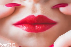 唇彩有點(diǎn)干了怎么辦？加礦泉水稀釋