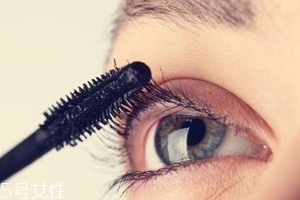 睫毛膏暈染到下眼皮怎么辦？用棉簽蘸取卸妝水擦掉