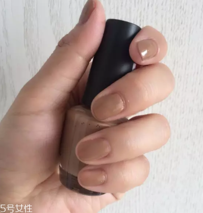 綠色指甲油顯手黑嗎？反光深綠色適合黃皮
