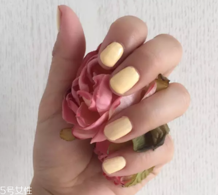 綠色指甲油顯手黑嗎？反光深綠色適合黃皮